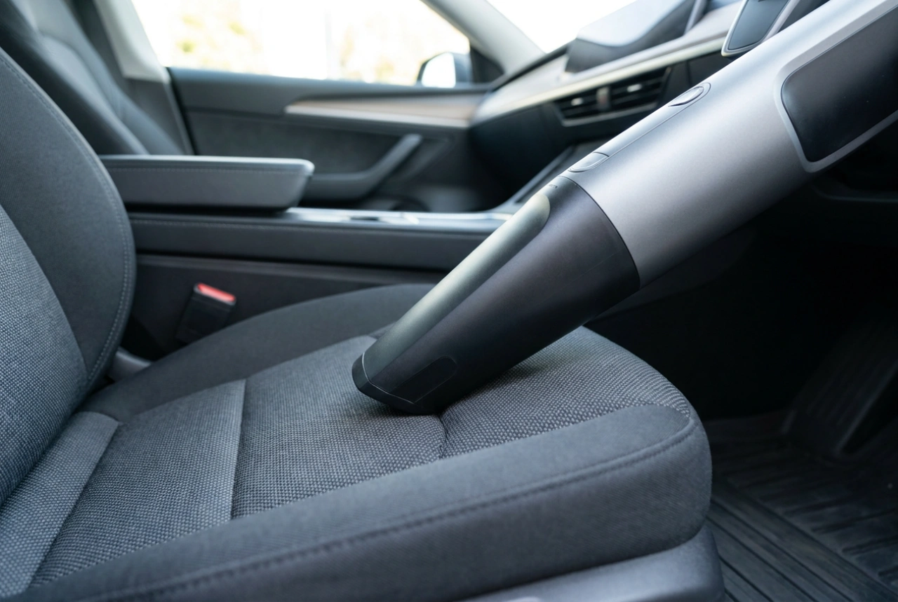 Jak dokładnie wyczyścić auto mocnym odkurzaczem samochodowym