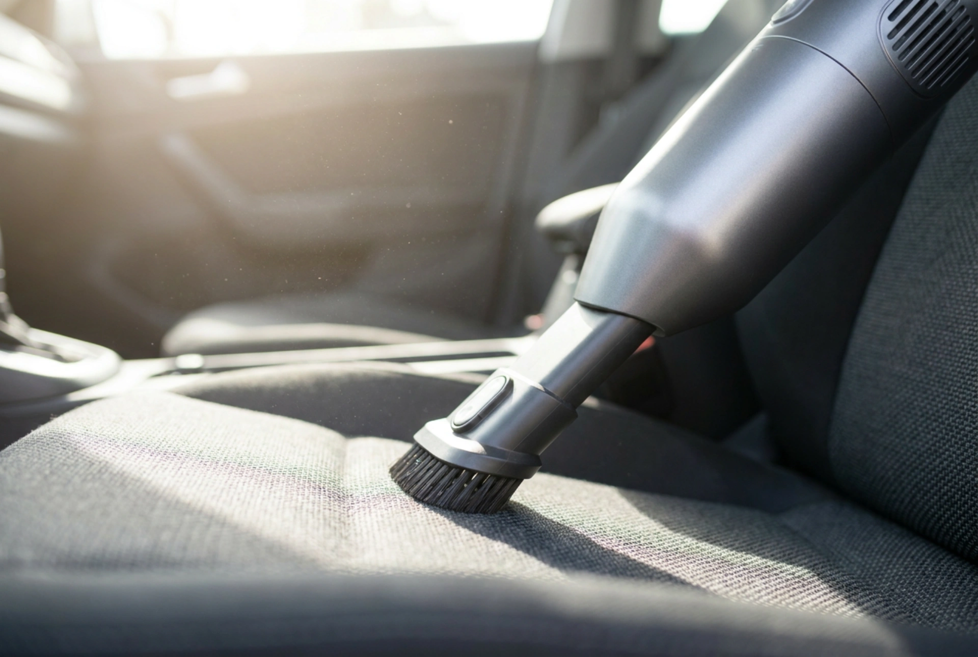 Jak dokładnie sprzątać auto odkurzaczem ręcznym